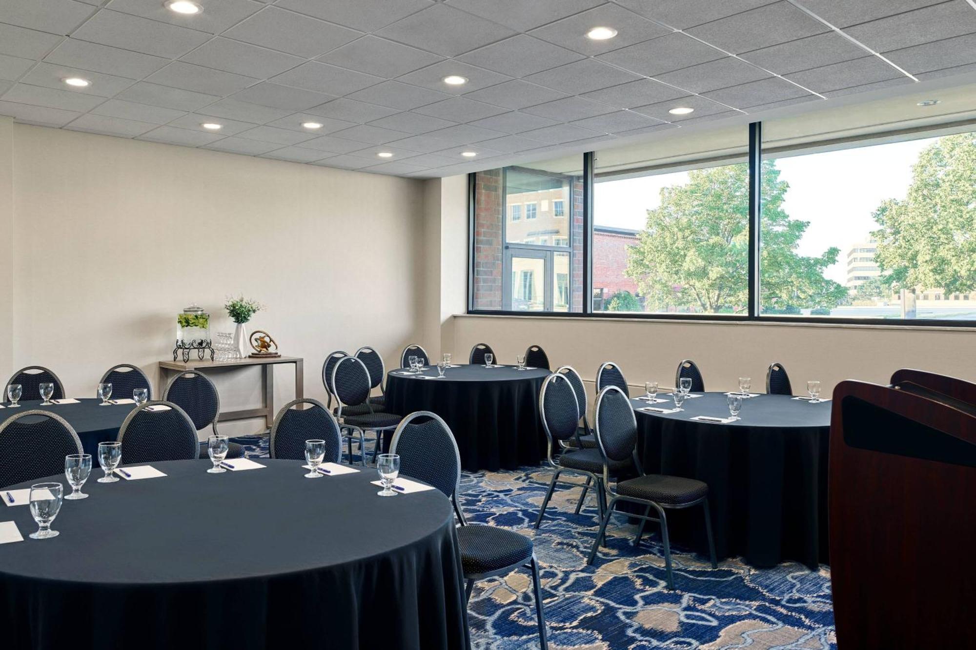 Delta Hotels By Marriott Muskegon Convention Center エクステリア 写真
